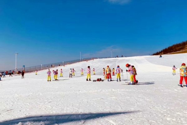 宜昌市第二屆大眾冰雪季滑雪公開賽在五峰舉辦 千余名冰雪愛好者共赴“冰火之旅”