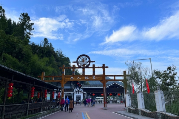 從吊腳樓到國際紅毯，清江畫廊的代言人讓世界看見“東方美”！