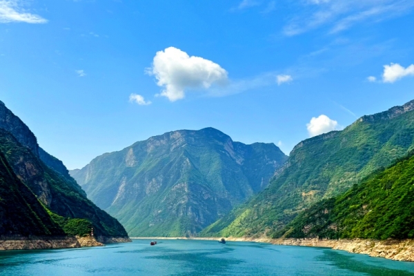 長(zhǎng)江三峽游船世紀(jì)江山如詩(shī)一日游行程中是否會(huì)經(jīng)過(guò)三峽大壩？