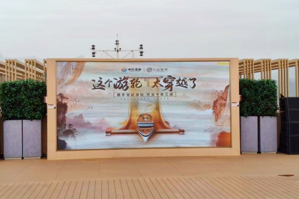 乘坐長江三峽世紀江山如詩一日游游船，與其他三峽游船相比，zui大的特色是什么？