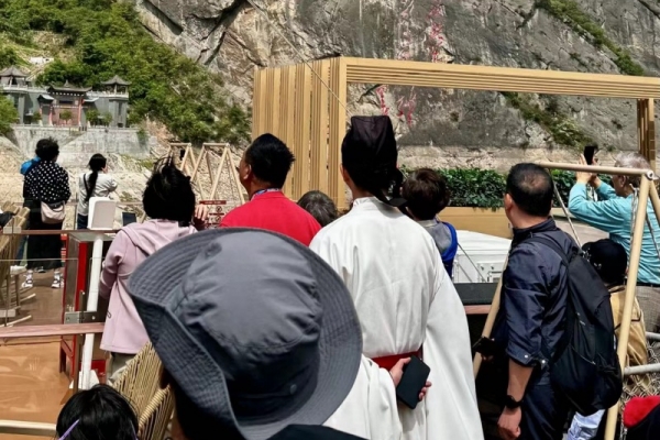 世紀江山如詩游船上有沒有專業講解服務，收費嗎？
